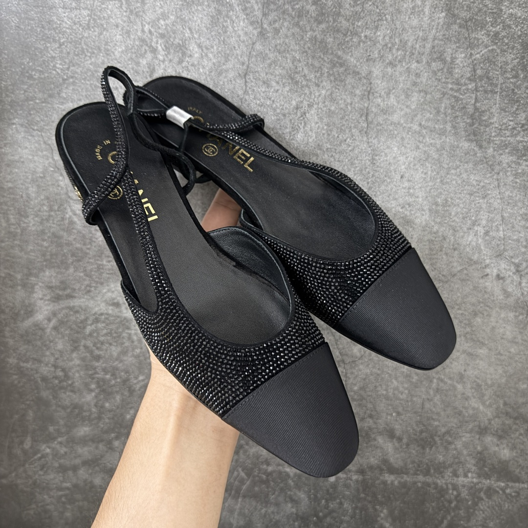 【佛山超A版】CHANEL 24S Slingback系列水钻款罗缎 高跟鞋 低跟 黑色 有多少姐妹是穿旧了之后，还是会选择重新买一双slingback！因为它太经典，再也不会遇到一款这么好搭的了，各处线条都很拉长腿型！不挑，随便搭都很抢镜！ 原版购入zp开发，调色上千次，绝无色差！ 进口原皮+意大利原厂真皮大底(渠道材料这块我们非常有优势) 全部颜色都有购入zp打版，色差这块直接避免，各处细节都与今年最新版本的一致 全套高端包装飞机礼盒 注意：原版真皮大底比较娇贵，试穿务必不要搞脏，否则影响二次销售无法退换 尺码：35-41码-选品中心