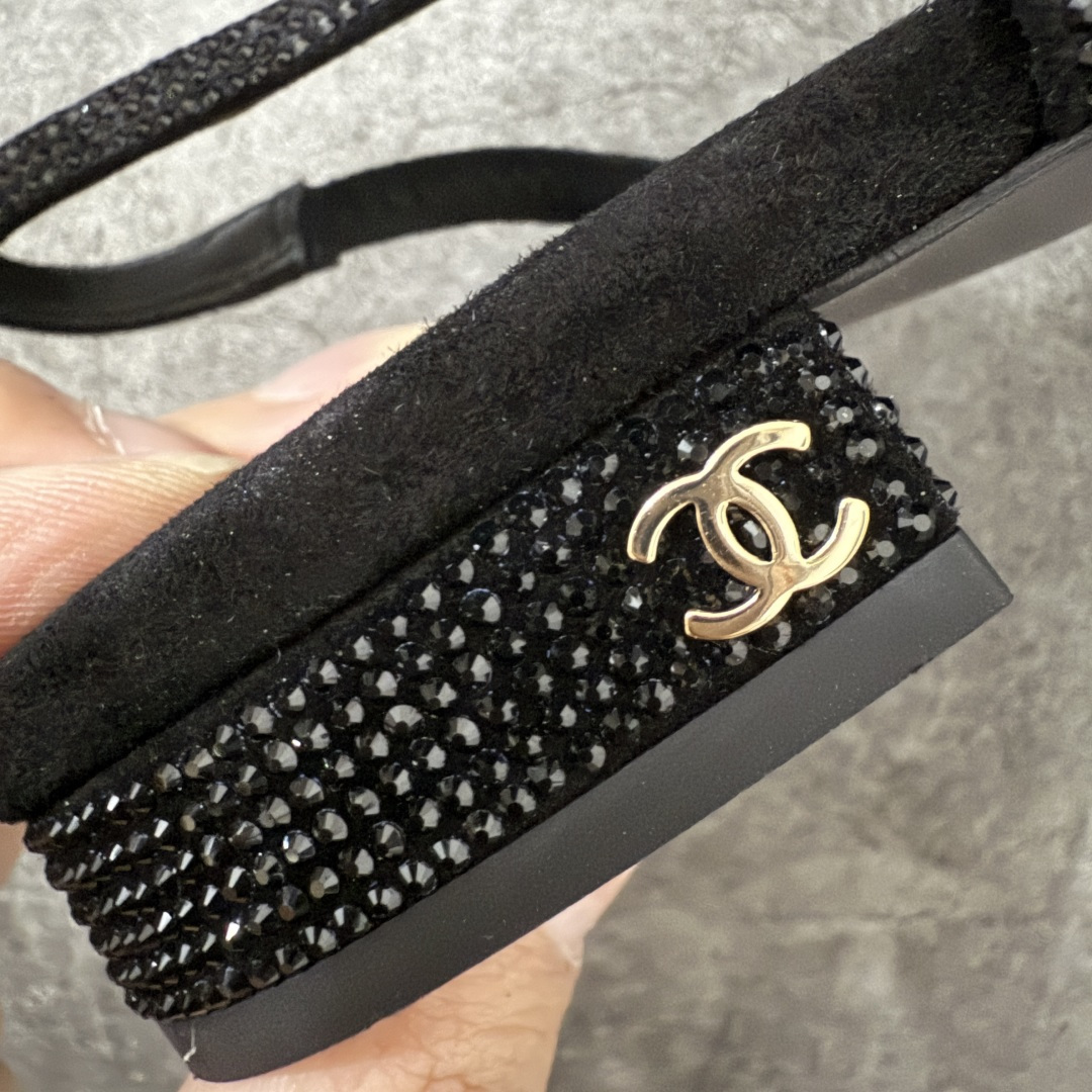 图片[4]-【佛山超A版】CHANEL 24S Slingback系列水钻款罗缎 高跟鞋 低跟 黑色 有多少姐妹是穿旧了之后，还是会选择重新买一双slingback！因为它太经典，再也不会遇到一款这么好搭的了，各处线条都很拉长腿型！不挑，随便搭都很抢镜！ 原版购入zp开发，调色上千次，绝无色差！ 进口原皮+意大利原厂真皮大底(渠道材料这块我们非常有优势) 全部颜色都有购入zp打版，色差这块直接避免，各处细节都与今年最新版本的一致 全套高端包装飞机礼盒 注意：原版真皮大底比较娇贵，试穿务必不要搞脏，否则影响二次销售无法退换 尺码：35-41码-选品中心