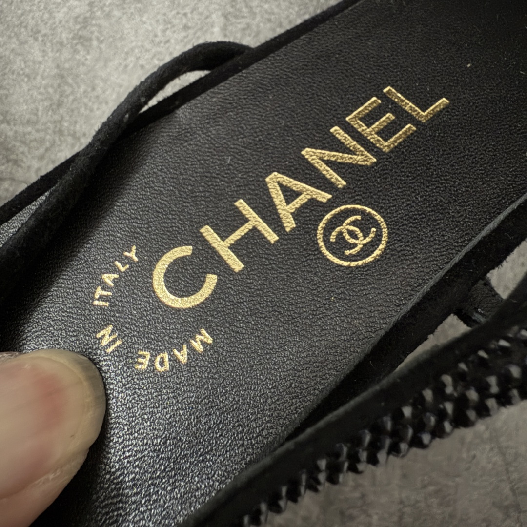 图片[5]-【佛山超A版】CHANEL 24S Slingback系列水钻款罗缎 高跟鞋 低跟 黑色 有多少姐妹是穿旧了之后，还是会选择重新买一双slingback！因为它太经典，再也不会遇到一款这么好搭的了，各处线条都很拉长腿型！不挑，随便搭都很抢镜！ 原版购入zp开发，调色上千次，绝无色差！ 进口原皮+意大利原厂真皮大底(渠道材料这块我们非常有优势) 全部颜色都有购入zp打版，色差这块直接避免，各处细节都与今年最新版本的一致 全套高端包装飞机礼盒 注意：原版真皮大底比较娇贵，试穿务必不要搞脏，否则影响二次销售无法退换 尺码：35-41码-选品中心