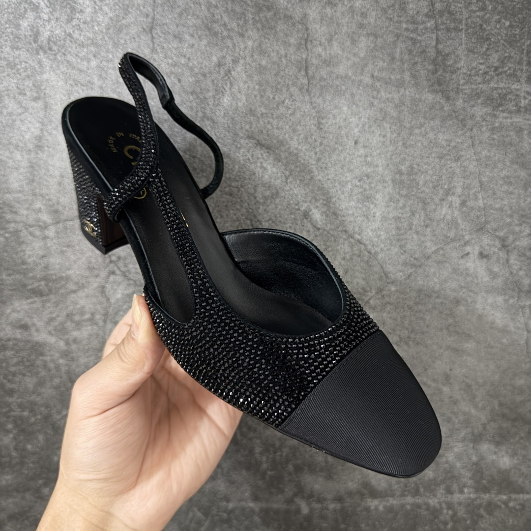 图片[3]-【佛山超A版】CHANEL 香奈儿24S Slingback系列水钻款罗缎 高跟鞋 黑色 有多少姐妹是穿旧了之后，还是会选择重新买一双slingback！因为它太经典，再也不会遇到一款这么好搭的了，各处线条都很拉长腿型！不挑，随便搭都很抢镜！ 原版购入zp开发，调色上千次，绝无色差！ 进口原皮+意大利原厂真皮大底(渠道材料这块我们非常有优势) 全部颜色都有购入zp打版，色差这块直接避免，各处细节都与今年最新版本的一致 全套高端包装飞机礼盒 注意：原版真皮大底比较娇贵，试穿务必不要搞脏，否则影响二次销售无法退换 尺码：35-41码-选品中心