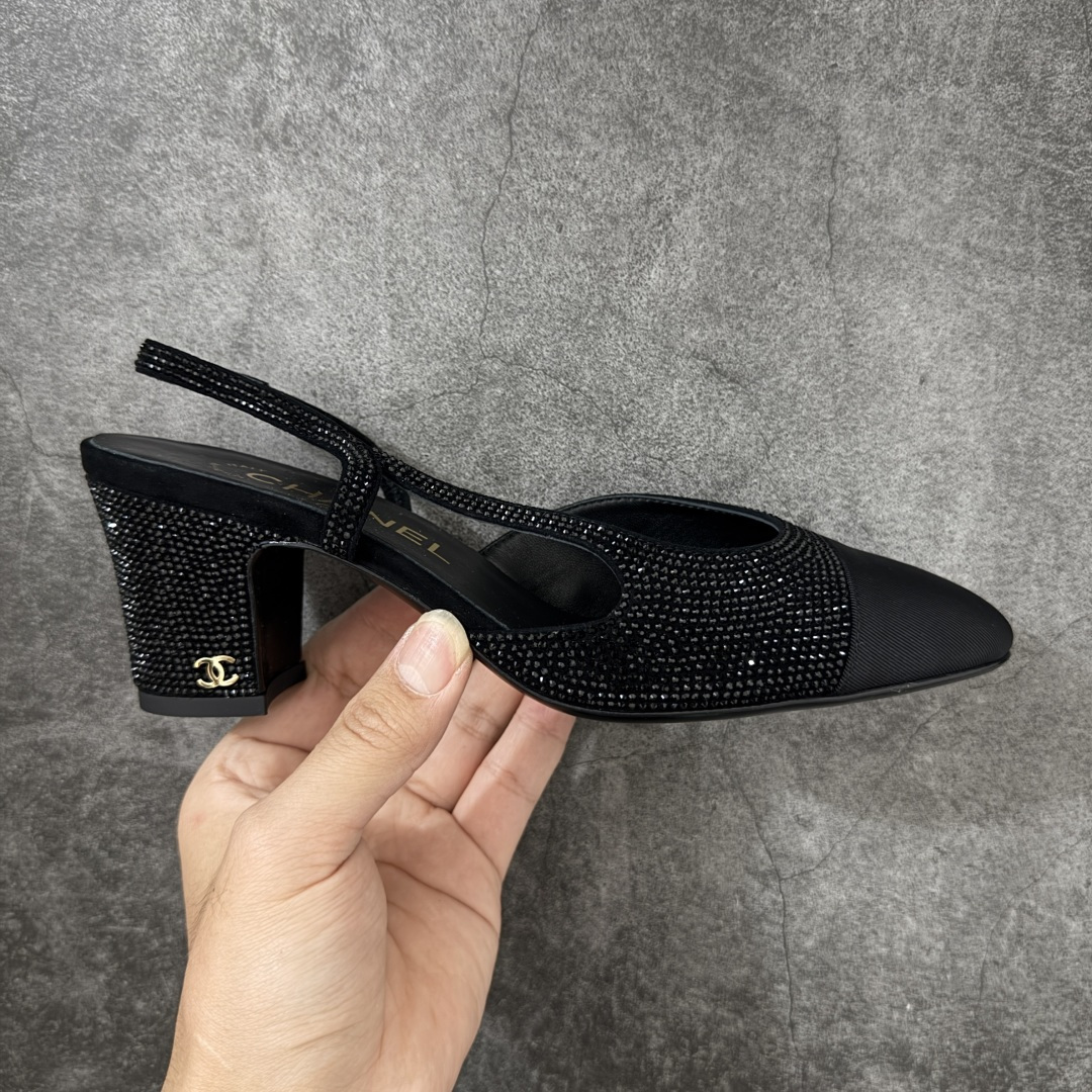 【佛山超A版】CHANEL 香奈儿24S Slingback系列水钻款罗缎 高跟鞋 黑色 有多少姐妹是穿旧了之后，还是会选择重新买一双slingback！因为它太经典，再也不会遇到一款这么好搭的了，各处线条都很拉长腿型！不挑，随便搭都很抢镜！ 原版购入zp开发，调色上千次，绝无色差！ 进口原皮+意大利原厂真皮大底(渠道材料这块我们非常有优势) 全部颜色都有购入zp打版，色差这块直接避免，各处细节都与今年最新版本的一致 全套高端包装飞机礼盒 注意：原版真皮大底比较娇贵，试穿务必不要搞脏，否则影响二次销售无法退换 尺码：35-41码-选品中心