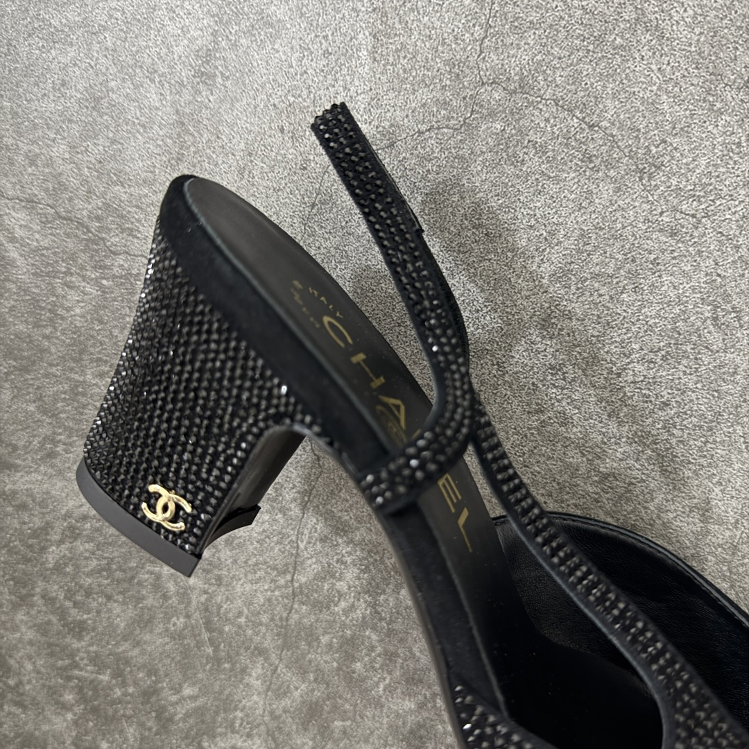 图片[7]-【佛山超A版】CHANEL 香奈儿24S Slingback系列水钻款罗缎 高跟鞋 黑色 有多少姐妹是穿旧了之后，还是会选择重新买一双slingback！因为它太经典，再也不会遇到一款这么好搭的了，各处线条都很拉长腿型！不挑，随便搭都很抢镜！ 原版购入zp开发，调色上千次，绝无色差！ 进口原皮+意大利原厂真皮大底(渠道材料这块我们非常有优势) 全部颜色都有购入zp打版，色差这块直接避免，各处细节都与今年最新版本的一致 全套高端包装飞机礼盒 注意：原版真皮大底比较娇贵，试穿务必不要搞脏，否则影响二次销售无法退换 尺码：35-41码-选品中心