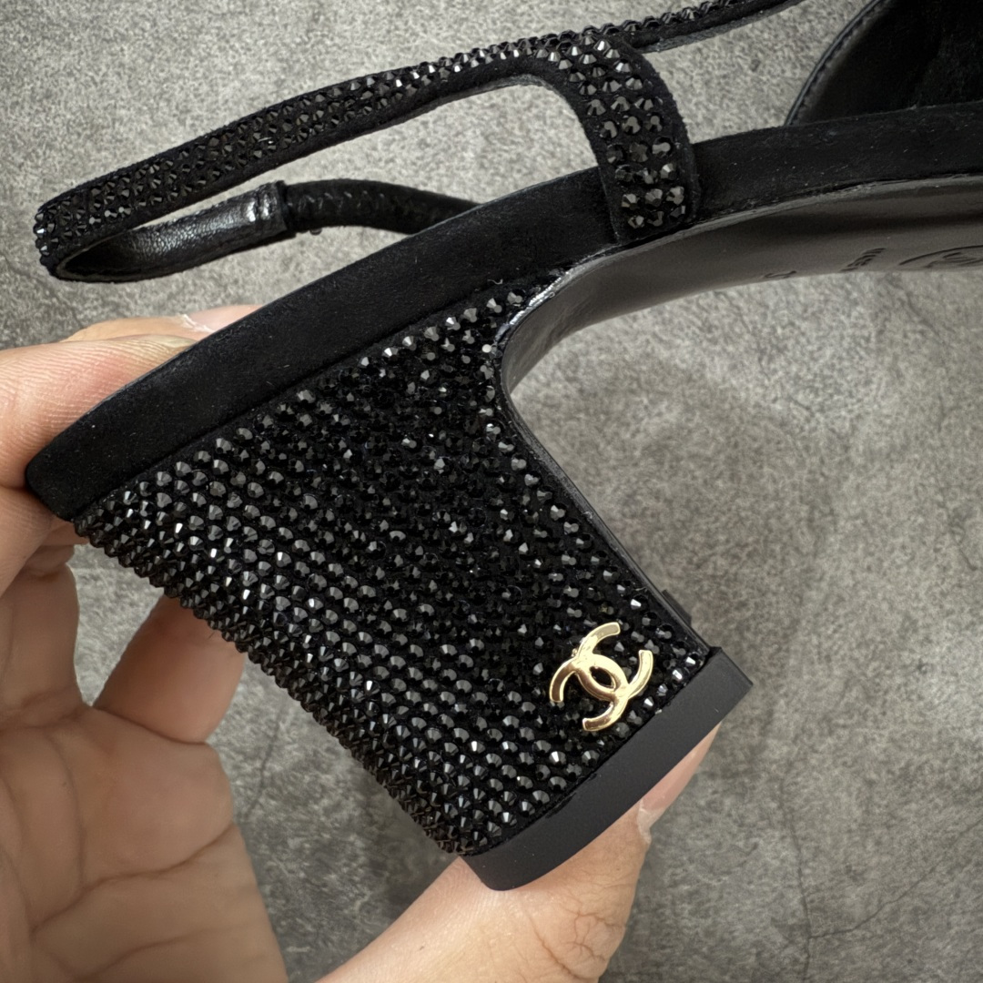 图片[3]-【佛山超A版】CHANEL 香奈儿24S Slingback系列水钻款罗缎 高跟鞋 黑色 有多少姐妹是穿旧了之后，还是会选择重新买一双slingback！因为它太经典，再也不会遇到一款这么好搭的了，各处线条都很拉长腿型！不挑，随便搭都很抢镜！ 原版购入zp开发，调色上千次，绝无色差！ 进口原皮+意大利原厂真皮大底(渠道材料这块我们非常有优势) 全部颜色都有购入zp打版，色差这块直接避免，各处细节都与今年最新版本的一致 全套高端包装飞机礼盒 注意：原版真皮大底比较娇贵，试穿务必不要搞脏，否则影响二次销售无法退换 尺码：35-41码-选品中心