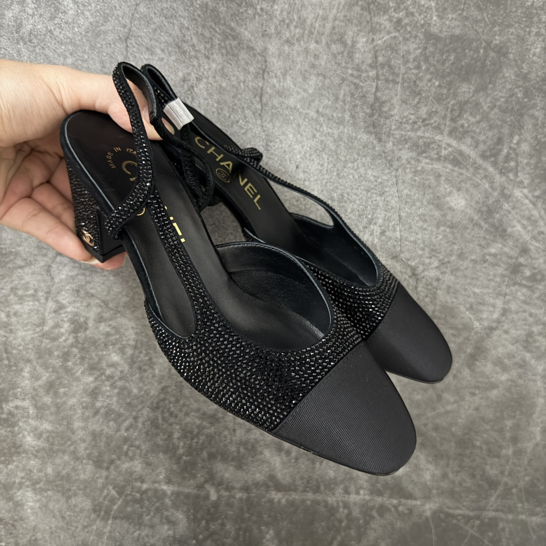 【佛山超A版】CHANEL 香奈儿24S Slingback系列水钻款罗缎 高跟鞋 黑色 有多少姐妹是穿旧了之后，还是会选择重新买一双slingback！因为它太经典，再也不会遇到一款这么好搭的了，各处线条都很拉长腿型！不挑，随便搭都很抢镜！ 原版购入zp开发，调色上千次，绝无色差！ 进口原皮+意大利原厂真皮大底(渠道材料这块我们非常有优势) 全部颜色都有购入zp打版，色差这块直接避免，各处细节都与今年最新版本的一致 全套高端包装飞机礼盒 注意：原版真皮大底比较娇贵，试穿务必不要搞脏，否则影响二次销售无法退换 尺码：35-41码-选品中心