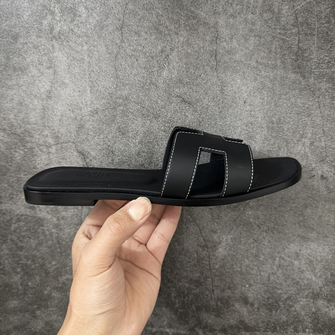 【佛山超A版】HERMES爱马仕 26ss Oasis系列 H经典拖 高跟 一字拖鞋 春夏最新配色 原版开发 代购级品质 让简约的H拖鞋 焕发新意！增加更多配搭可能性！ 基础色和今年爆款新配色，都是闭眼入的，H粉们夏日必备的单品❤️每一个色都很好看 鞋面：牛皮 垫脚：原版羊皮 鞋底：意大利A级双层真皮大底 尺码：35-41 包装： 原版最新飞机盒全套包装 注意：原版真皮大底比较娇贵，试穿务必不要搞脏，否则影响二次销售无法退换 尺码：35-41码-选品中心