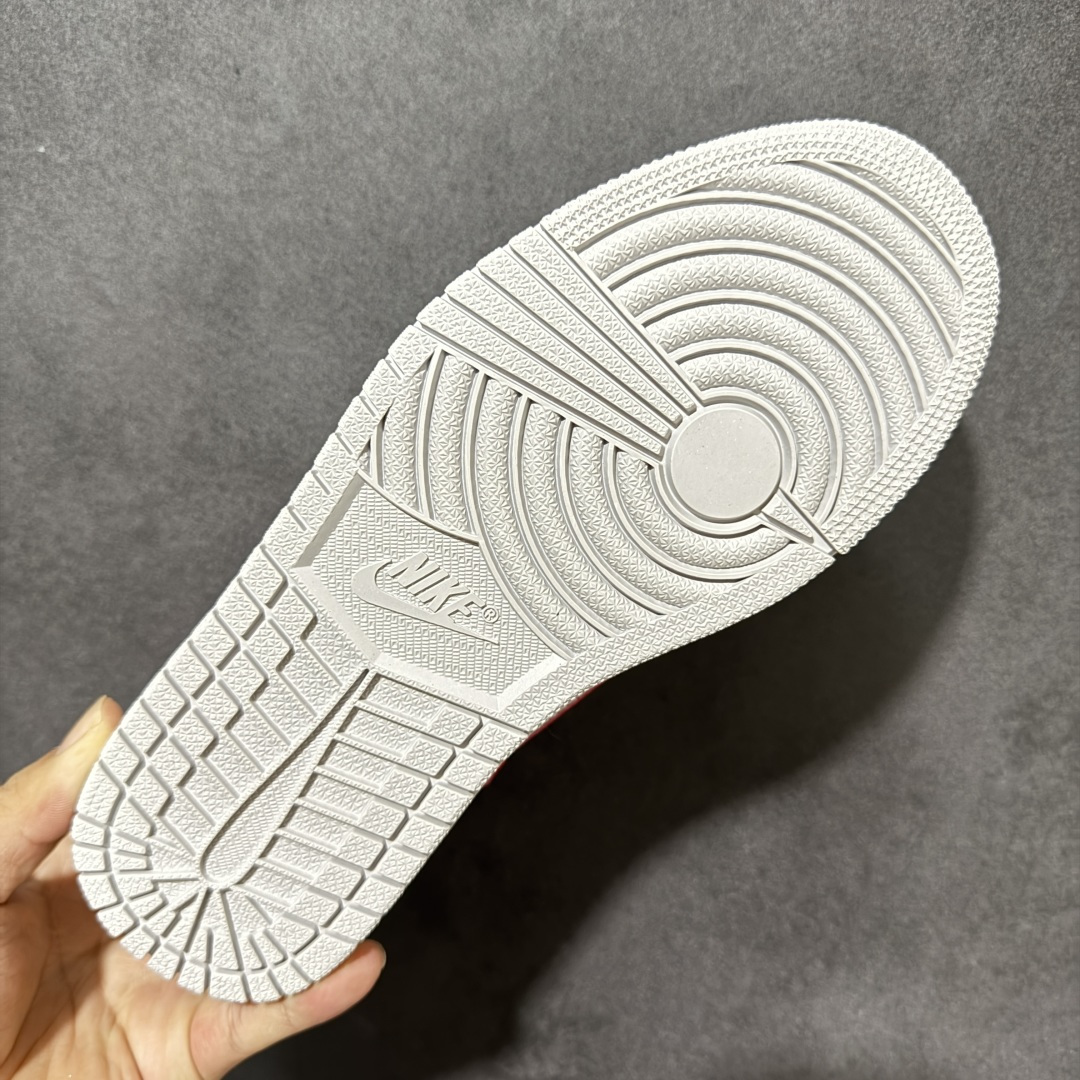 图片[9]-【公司级】Air Jordan Skyline Low 天际线 经典百搭 耐克 复古低帮百搭休闲板鞋 鞋款的设计融合了 AJ1 的经典轮廓，又加入了更轻量化的改良，鞋型利落不臃肿，自带复古街头氛围。鞋面采用网眼布、翻毛皮和皮革三种材质拼接，白 / 灰 / 粉的撞色搭配自带复古做旧感，鞋舌的米白做旧细节也很有味道。低帮鞋型 + 中性配色，搭配牛仔裤、工装裤、运动裤都很合适，男生女生都能轻松驾驭，是一双复古感拉满的日常板鞋。 货号： IM2055-102 尺码： 36 36.5 37.5 38 38.5 39 40 40.5 41 42 42.5 43 44 44.5 45 46-选品中心