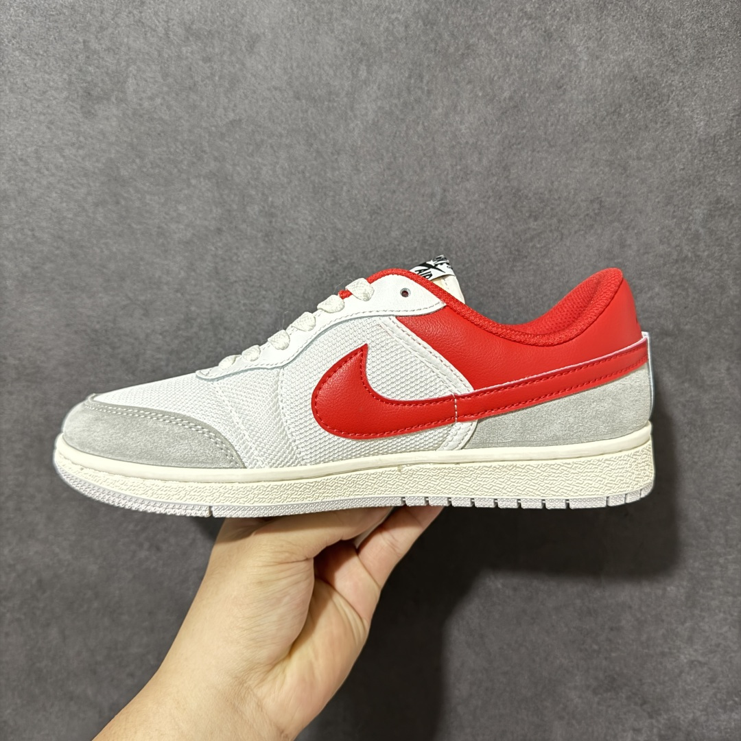 图片[2]-【公司级】Air Jordan Skyline Low 天际线 经典百搭 耐克 复古低帮百搭休闲板鞋 鞋款的设计融合了 AJ1 的经典轮廓，又加入了更轻量化的改良，鞋型利落不臃肿，自带复古街头氛围。鞋面采用网眼布、翻毛皮和皮革三种材质拼接，白 / 灰 / 粉的撞色搭配自带复古做旧感，鞋舌的米白做旧细节也很有味道。低帮鞋型 + 中性配色，搭配牛仔裤、工装裤、运动裤都很合适，男生女生都能轻松驾驭，是一双复古感拉满的日常板鞋。 货号： IM2055-102 尺码： 36 36.5 37.5 38 38.5 39 40 40.5 41 42 42.5 43 44 44.5 45 46-选品中心