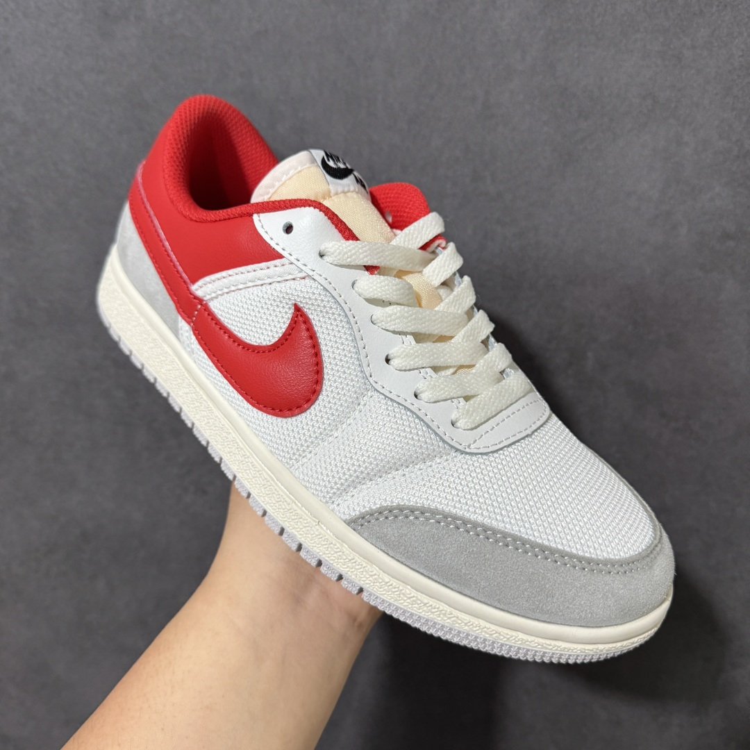 图片[3]-【公司级】Air Jordan Skyline Low 天际线 经典百搭 耐克 复古低帮百搭休闲板鞋 鞋款的设计融合了 AJ1 的经典轮廓，又加入了更轻量化的改良，鞋型利落不臃肿，自带复古街头氛围。鞋面采用网眼布、翻毛皮和皮革三种材质拼接，白 / 灰 / 粉的撞色搭配自带复古做旧感，鞋舌的米白做旧细节也很有味道。低帮鞋型 + 中性配色，搭配牛仔裤、工装裤、运动裤都很合适，男生女生都能轻松驾驭，是一双复古感拉满的日常板鞋。 货号： IM2055-102 尺码： 36 36.5 37.5 38 38.5 39 40 40.5 41 42 42.5 43 44 44.5 45 46-选品中心
