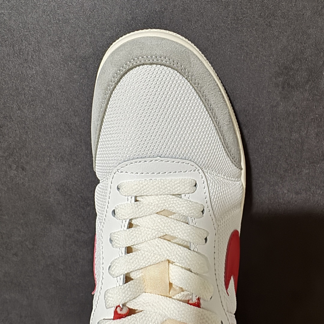 图片[5]-【公司级】Air Jordan Skyline Low 天际线 经典百搭 耐克 复古低帮百搭休闲板鞋 鞋款的设计融合了 AJ1 的经典轮廓，又加入了更轻量化的改良，鞋型利落不臃肿，自带复古街头氛围。鞋面采用网眼布、翻毛皮和皮革三种材质拼接，白 / 灰 / 粉的撞色搭配自带复古做旧感，鞋舌的米白做旧细节也很有味道。低帮鞋型 + 中性配色，搭配牛仔裤、工装裤、运动裤都很合适，男生女生都能轻松驾驭，是一双复古感拉满的日常板鞋。 货号： IM2055-102 尺码： 36 36.5 37.5 38 38.5 39 40 40.5 41 42 42.5 43 44 44.5 45 46-选品中心