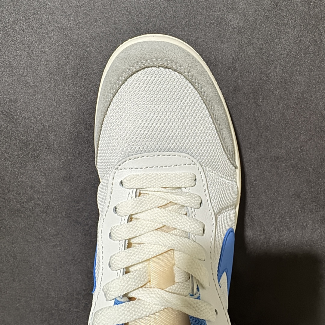 图片[5]-【公司级】Air Jordan Skyline Low 天际线 经典百搭 耐克 复古低帮百搭休闲板鞋 鞋款的设计融合了 AJ1 的经典轮廓，又加入了更轻量化的改良，鞋型利落不臃肿，自带复古街头氛围。鞋面采用网眼布、翻毛皮和皮革三种材质拼接，白 / 灰 / 粉的撞色搭配自带复古做旧感，鞋舌的米白做旧细节也很有味道。低帮鞋型 + 中性配色，搭配牛仔裤、工装裤、运动裤都很合适，男生女生都能轻松驾驭，是一双复古感拉满的日常板鞋。 货号： IM2055-100 尺码： 36 36.5 37.5 38 38.5 39 40 40.5 41 42 42.5 43 44 44.5 45 46-选品中心