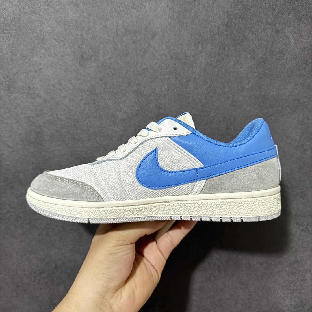 图片[2]-【公司级】Air Jordan Skyline Low 天际线 经典百搭 耐克 复古低帮百搭休闲板鞋 鞋款的设计融合了 AJ1 的经典轮廓，又加入了更轻量化的改良，鞋型利落不臃肿，自带复古街头氛围。鞋面采用网眼布、翻毛皮和皮革三种材质拼接，白 / 灰 / 粉的撞色搭配自带复古做旧感，鞋舌的米白做旧细节也很有味道。低帮鞋型 + 中性配色，搭配牛仔裤、工装裤、运动裤都很合适，男生女生都能轻松驾驭，是一双复古感拉满的日常板鞋。 货号： IM2055-100 尺码： 36 36.5 37.5 38 38.5 39 40 40.5 41 42 42.5 43 44 44.5 45 46-选品中心