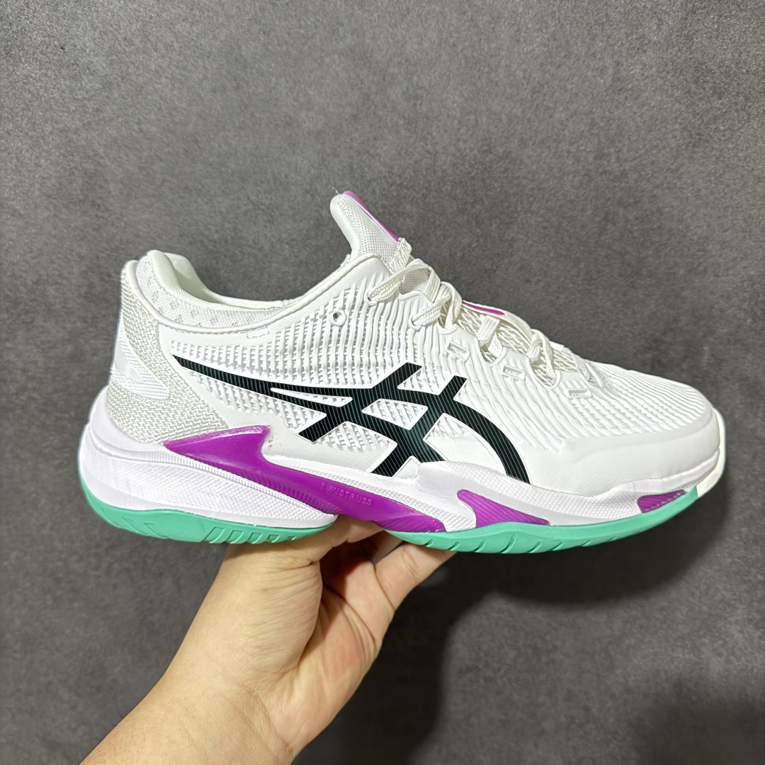 【公司级】Asics Court FF 3 Novak 亚瑟士 耐磨透气 低帮专业网球鞋 适用于所有球场的网球鞋 主要是硬地球场 追求日常练习的耐用性和反射性运动的支持 树脂加工的网眼材料的鞋面结构为脚的运动提供了耐用性和可跟随性 中底采用FLYTE FOAM 既轻巧又缓震 外底通过增加地平面的宽度来增强横向稳定性 货号：1041A370-106 尺码：36 37 37.5 38 39 39.5 40.5 41.5 42 42.5 43.5 44 45-选品中心