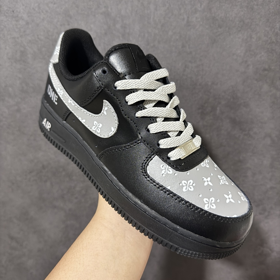 图片[3]-【定制版】Nike Air Force 1 Low CNY 耐克 空军一号 低帮 马年限定 灰影潮行 黑灰 男女同款 该定制版球鞋采用原鞋为Nike Air Forcej 1 Low，黑武士复古减震透气低帮板鞋男女同款黑，灵感来源结合当下流行配色进行设计。定制球鞋可以正常穿洗，穿着过程中尽量避免剧烈运动以及尖锐的物体划伤，请避免用高浓度有机溶剂擦洗，清洗时建议使用柔软的毛刷配合浓度适宜的清洗剂轻轻刷洗。 货号：CW2288-001 尺码：36 36.5 37.5 38 38.5 39 40 40.5 41 42 42.5 43 44 44.5 45-选品中心