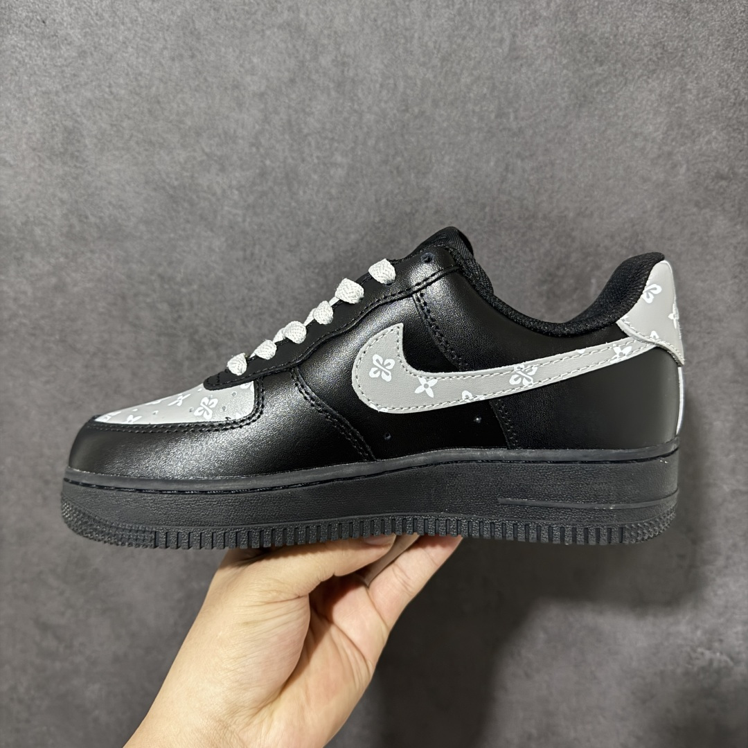 图片[2]-【定制版】Nike Air Force 1 Low CNY 耐克 空军一号 低帮 马年限定 灰影潮行 黑灰 男女同款 该定制版球鞋采用原鞋为Nike Air Forcej 1 Low，黑武士复古减震透气低帮板鞋男女同款黑，灵感来源结合当下流行配色进行设计。定制球鞋可以正常穿洗，穿着过程中尽量避免剧烈运动以及尖锐的物体划伤，请避免用高浓度有机溶剂擦洗，清洗时建议使用柔软的毛刷配合浓度适宜的清洗剂轻轻刷洗。 货号：CW2288-001 尺码：36 36.5 37.5 38 38.5 39 40 40.5 41 42 42.5 43 44 44.5 45-选品中心