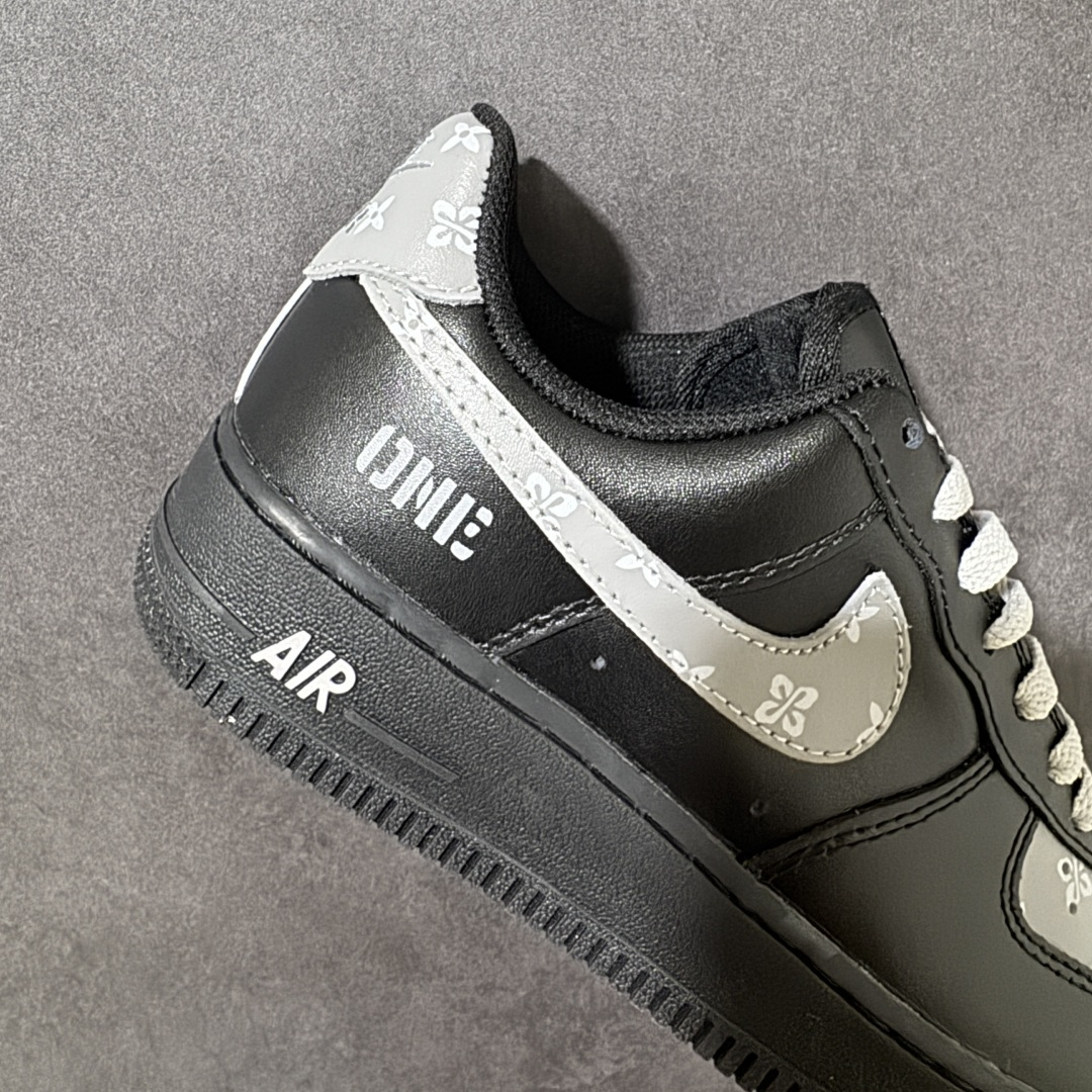 图片[7]-【定制版】Nike Air Force 1 Low CNY 耐克 空军一号 低帮 马年限定 灰影潮行 黑灰 男女同款 该定制版球鞋采用原鞋为Nike Air Forcej 1 Low，黑武士复古减震透气低帮板鞋男女同款黑，灵感来源结合当下流行配色进行设计。定制球鞋可以正常穿洗，穿着过程中尽量避免剧烈运动以及尖锐的物体划伤，请避免用高浓度有机溶剂擦洗，清洗时建议使用柔软的毛刷配合浓度适宜的清洗剂轻轻刷洗。 货号：CW2288-001 尺码：36 36.5 37.5 38 38.5 39 40 40.5 41 42 42.5 43 44 44.5 45-选品中心