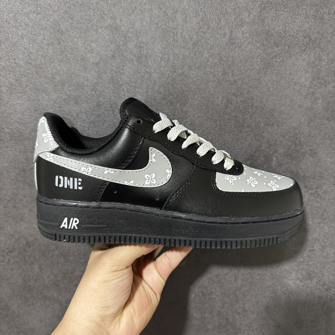 【定制版】Nike Air Force 1 Low CNY 耐克 空军一号 低帮 马年限定 灰影潮行 黑灰 男女同款 该定制版球鞋采用原鞋为Nike Air Forcej 1 Low，黑武士复古减震透气低帮板鞋男女同款黑，灵感来源结合当下流行配色进行设计。定制球鞋可以正常穿洗，穿着过程中尽量避免剧烈运动以及尖锐的物体划伤，请避免用高浓度有机溶剂擦洗，清洗时建议使用柔软的毛刷配合浓度适宜的清洗剂轻轻刷洗。 货号：CW2288-001 尺码：36 36.5 37.5 38 38.5 39 40 40.5 41 42 42.5 43 44 44.5 45-选品中心