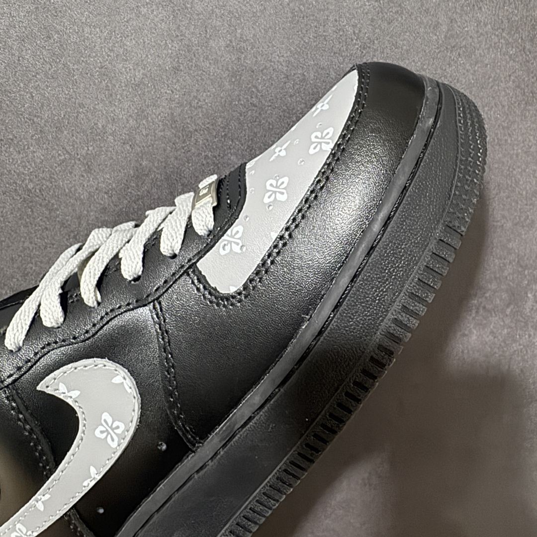 图片[8]-【定制版】Nike Air Force 1 Low CNY 耐克 空军一号 低帮 马年限定 灰影潮行 黑灰 男女同款 该定制版球鞋采用原鞋为Nike Air Forcej 1 Low，黑武士复古减震透气低帮板鞋男女同款黑，灵感来源结合当下流行配色进行设计。定制球鞋可以正常穿洗，穿着过程中尽量避免剧烈运动以及尖锐的物体划伤，请避免用高浓度有机溶剂擦洗，清洗时建议使用柔软的毛刷配合浓度适宜的清洗剂轻轻刷洗。 货号：CW2288-001 尺码：36 36.5 37.5 38 38.5 39 40 40.5 41 42 42.5 43 44 44.5 45-选品中心