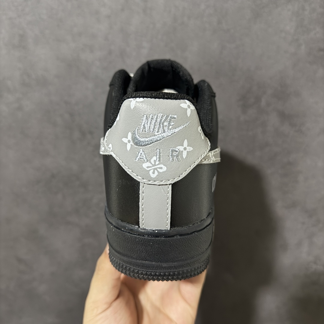 图片[4]-【定制版】Nike Air Force 1 Low CNY 耐克 空军一号 低帮 马年限定 灰影潮行 黑灰 男女同款 该定制版球鞋采用原鞋为Nike Air Forcej 1 Low，黑武士复古减震透气低帮板鞋男女同款黑，灵感来源结合当下流行配色进行设计。定制球鞋可以正常穿洗，穿着过程中尽量避免剧烈运动以及尖锐的物体划伤，请避免用高浓度有机溶剂擦洗，清洗时建议使用柔软的毛刷配合浓度适宜的清洗剂轻轻刷洗。 货号：CW2288-001 尺码：36 36.5 37.5 38 38.5 39 40 40.5 41 42 42.5 43 44 44.5 45-选品中心