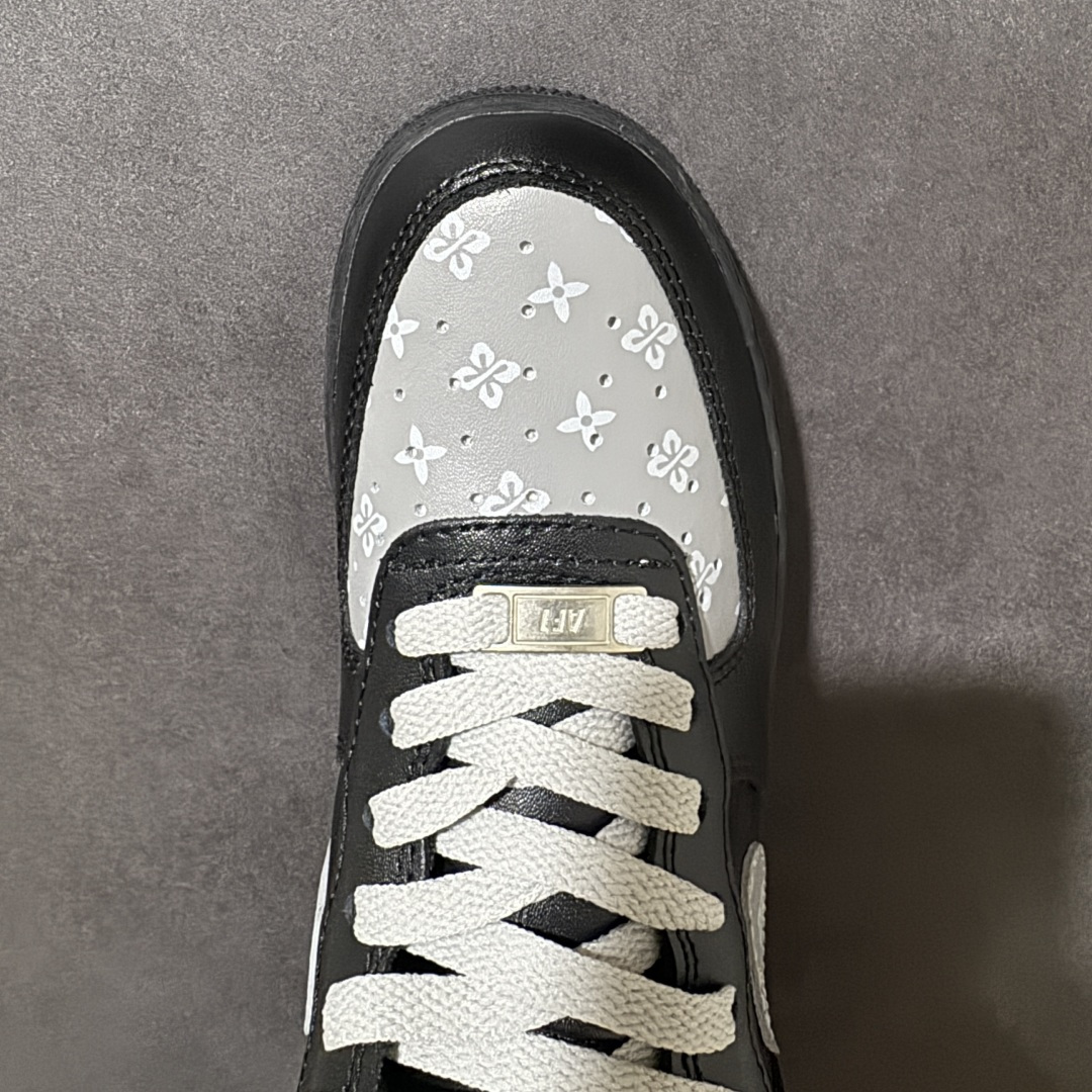 图片[5]-【定制版】Nike Air Force 1 Low CNY 耐克 空军一号 低帮 马年限定 灰影潮行 黑灰 男女同款 该定制版球鞋采用原鞋为Nike Air Forcej 1 Low，黑武士复古减震透气低帮板鞋男女同款黑，灵感来源结合当下流行配色进行设计。定制球鞋可以正常穿洗，穿着过程中尽量避免剧烈运动以及尖锐的物体划伤，请避免用高浓度有机溶剂擦洗，清洗时建议使用柔软的毛刷配合浓度适宜的清洗剂轻轻刷洗。 货号：CW2288-001 尺码：36 36.5 37.5 38 38.5 39 40 40.5 41 42 42.5 43 44 44.5 45-选品中心