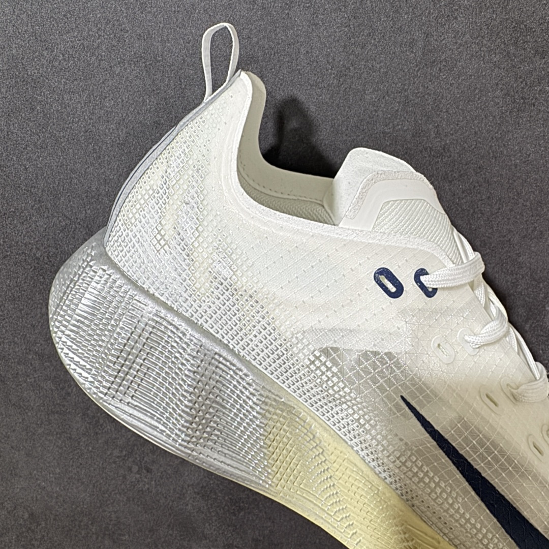 图片[7]-【公司级】Nike Ava X 耐克 舒适百搭耐磨低帮 休闲跑步鞋 采用轻盈的机能型织物鞋面 专为四季穿着而设计 流线型TPU包覆结构带来稳固贴合感 简约风橡胶外底具备出色排水性能和强劲抓地力 鞋身穿插的打孔赛道条纹灵感源自经典跑鞋 兼具舒适感与透气性 反光细节点缀其间 为都市夜行增添一份醒目与安全 货号： HM9697-003 尺码： 40-45-选品中心