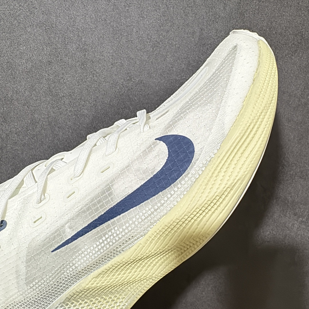 图片[8]-【公司级】Nike Ava X 耐克 舒适百搭耐磨低帮 休闲跑步鞋 采用轻盈的机能型织物鞋面 专为四季穿着而设计 流线型TPU包覆结构带来稳固贴合感 简约风橡胶外底具备出色排水性能和强劲抓地力 鞋身穿插的打孔赛道条纹灵感源自经典跑鞋 兼具舒适感与透气性 反光细节点缀其间 为都市夜行增添一份醒目与安全 货号： HM9697-003 尺码： 40-45-选品中心