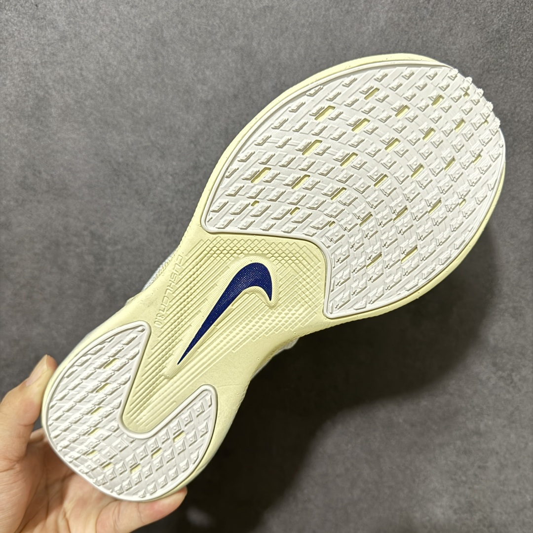 图片[9]-【公司级】Nike Ava X 耐克 舒适百搭耐磨低帮 休闲跑步鞋 采用轻盈的机能型织物鞋面 专为四季穿着而设计 流线型TPU包覆结构带来稳固贴合感 简约风橡胶外底具备出色排水性能和强劲抓地力 鞋身穿插的打孔赛道条纹灵感源自经典跑鞋 兼具舒适感与透气性 反光细节点缀其间 为都市夜行增添一份醒目与安全 货号： HM9697-003 尺码： 40-45-选品中心