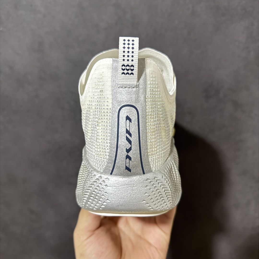 图片[4]-【公司级】Nike Ava X 耐克 舒适百搭耐磨低帮 休闲跑步鞋 采用轻盈的机能型织物鞋面 专为四季穿着而设计 流线型TPU包覆结构带来稳固贴合感 简约风橡胶外底具备出色排水性能和强劲抓地力 鞋身穿插的打孔赛道条纹灵感源自经典跑鞋 兼具舒适感与透气性 反光细节点缀其间 为都市夜行增添一份醒目与安全 货号： HM9697-003 尺码： 40-45-选品中心