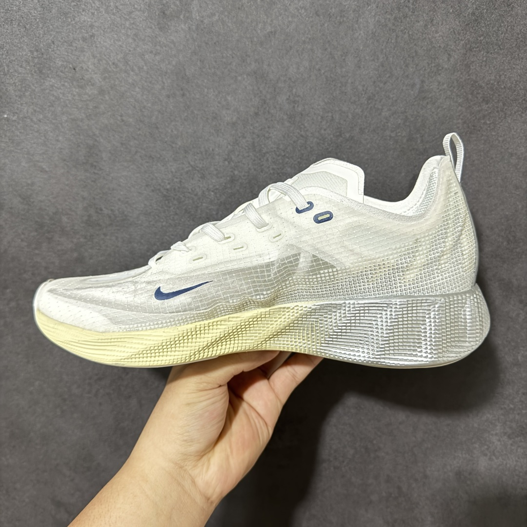 图片[2]-【公司级】Nike Ava X 耐克 舒适百搭耐磨低帮 休闲跑步鞋 采用轻盈的机能型织物鞋面 专为四季穿着而设计 流线型TPU包覆结构带来稳固贴合感 简约风橡胶外底具备出色排水性能和强劲抓地力 鞋身穿插的打孔赛道条纹灵感源自经典跑鞋 兼具舒适感与透气性 反光细节点缀其间 为都市夜行增添一份醒目与安全 货号： HM9697-003 尺码： 40-45-选品中心