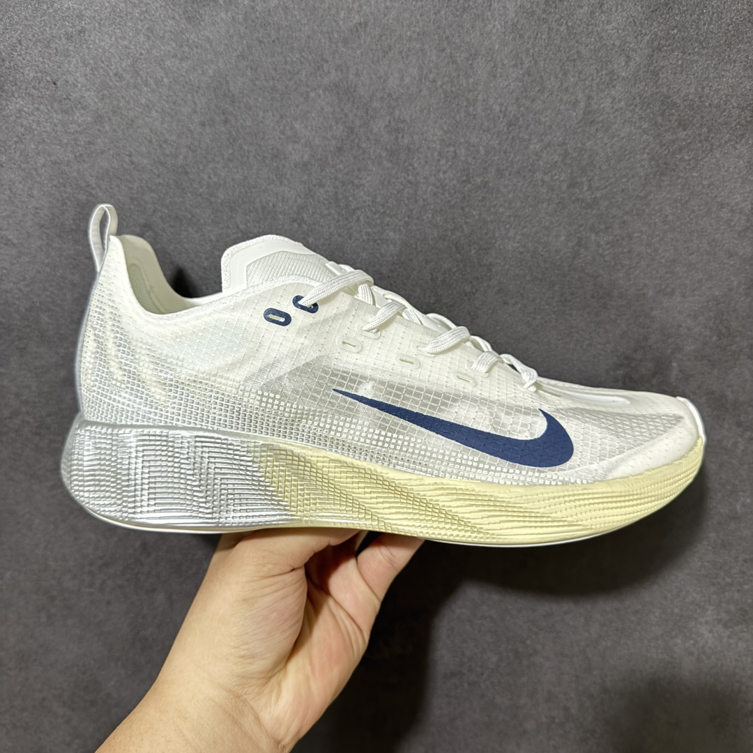 【公司级】Nike Ava X 耐克 舒适百搭耐磨低帮 休闲跑步鞋 采用轻盈的机能型织物鞋面 专为四季穿着而设计 流线型TPU包覆结构带来稳固贴合感 简约风橡胶外底具备出色排水性能和强劲抓地力 鞋身穿插的打孔赛道条纹灵感源自经典跑鞋 兼具舒适感与透气性 反光细节点缀其间 为都市夜行增添一份醒目与安全 货号： HM9697-003 尺码： 40-45-选品中心
