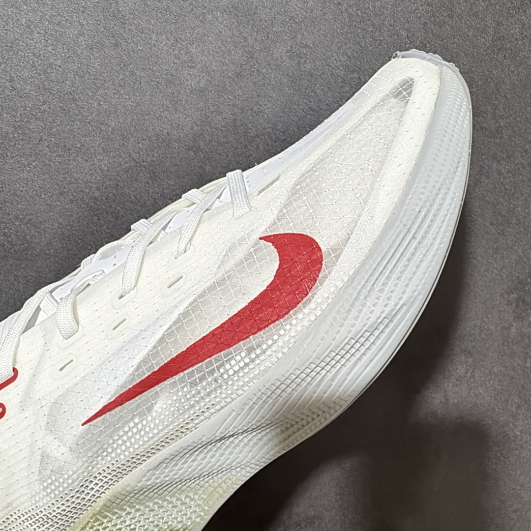 图片[8]-【公司级】Nike Ava X 耐克 舒适百搭耐磨低帮 休闲跑步鞋 采用轻盈的机能型织物鞋面 专为四季穿着而设计 流线型TPU包覆结构带来稳固贴合感 简约风橡胶外底具备出色排水性能和强劲抓地力 鞋身穿插的打孔赛道条纹灵感源自经典跑鞋 兼具舒适感与透气性 反光细节点缀其间 为都市夜行增添一份醒目与安全 货号： HM9697-103 尺码： 40-45-选品中心