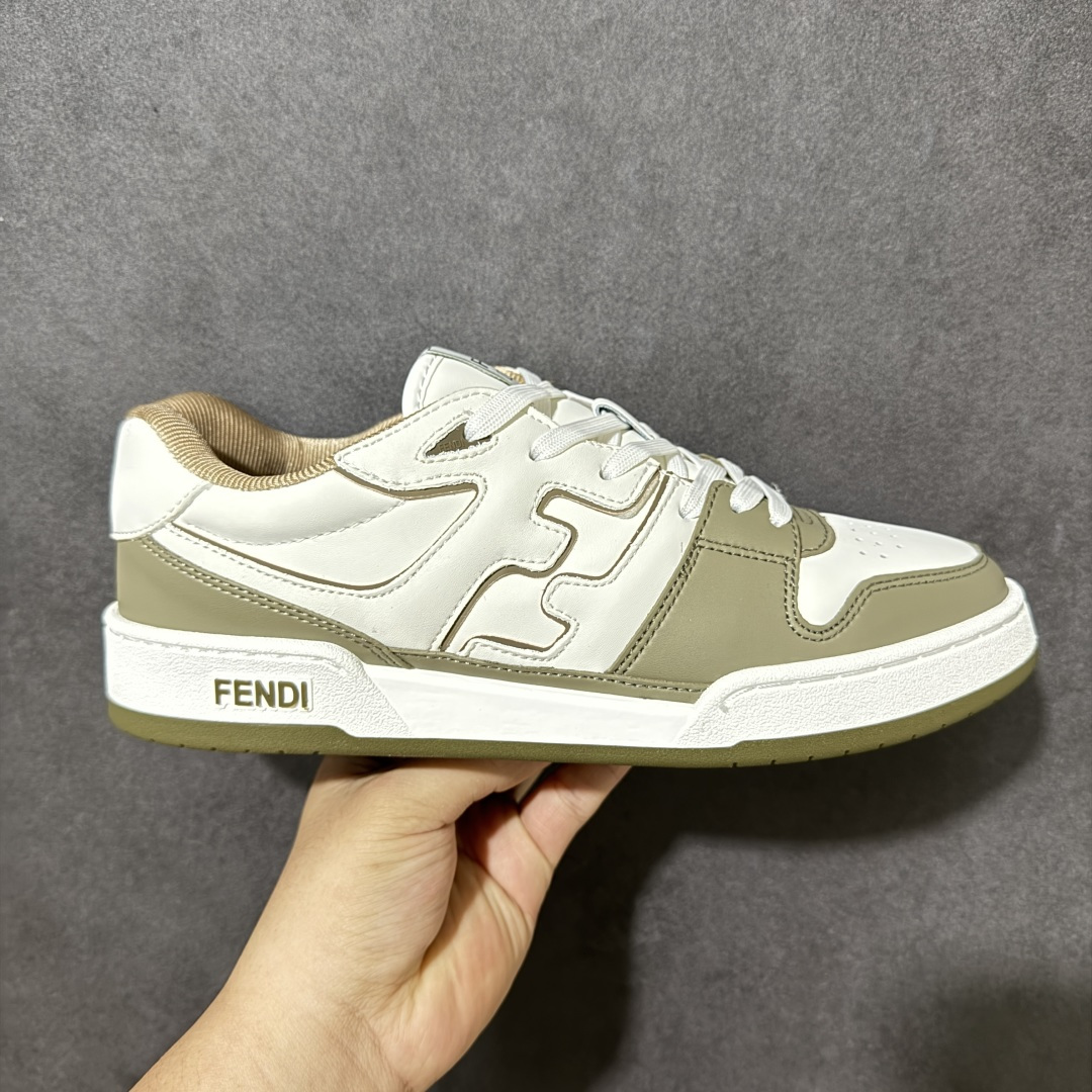 【公司级】高端性价比-跑量款-高端工艺盒＋原厂同步配件 FENDI芬迪 Match 皮革 浮雕系带 低帮时尚板鞋 FENDI Match 鞋身采用超柔软粗纹皮革及绒面皮革材质，圆润边沿配合细腻的走线展现出 FENDI 对于品质的严苛把控。为提升 FENDI Match 整体的完成度，侧身的品牌 Logo 线条更纤细，与鞋身浑然一体，加之专属鞋舌标签让整体的层次感拿捏得十分均衡，上脚观感更是彰显了奢侈品鞋款潮流质感的一面。 货号：7E1493AHH2 F1FHS 尺码：35 36 37 38 39 40 41 42 43 44 45 46-选品中心