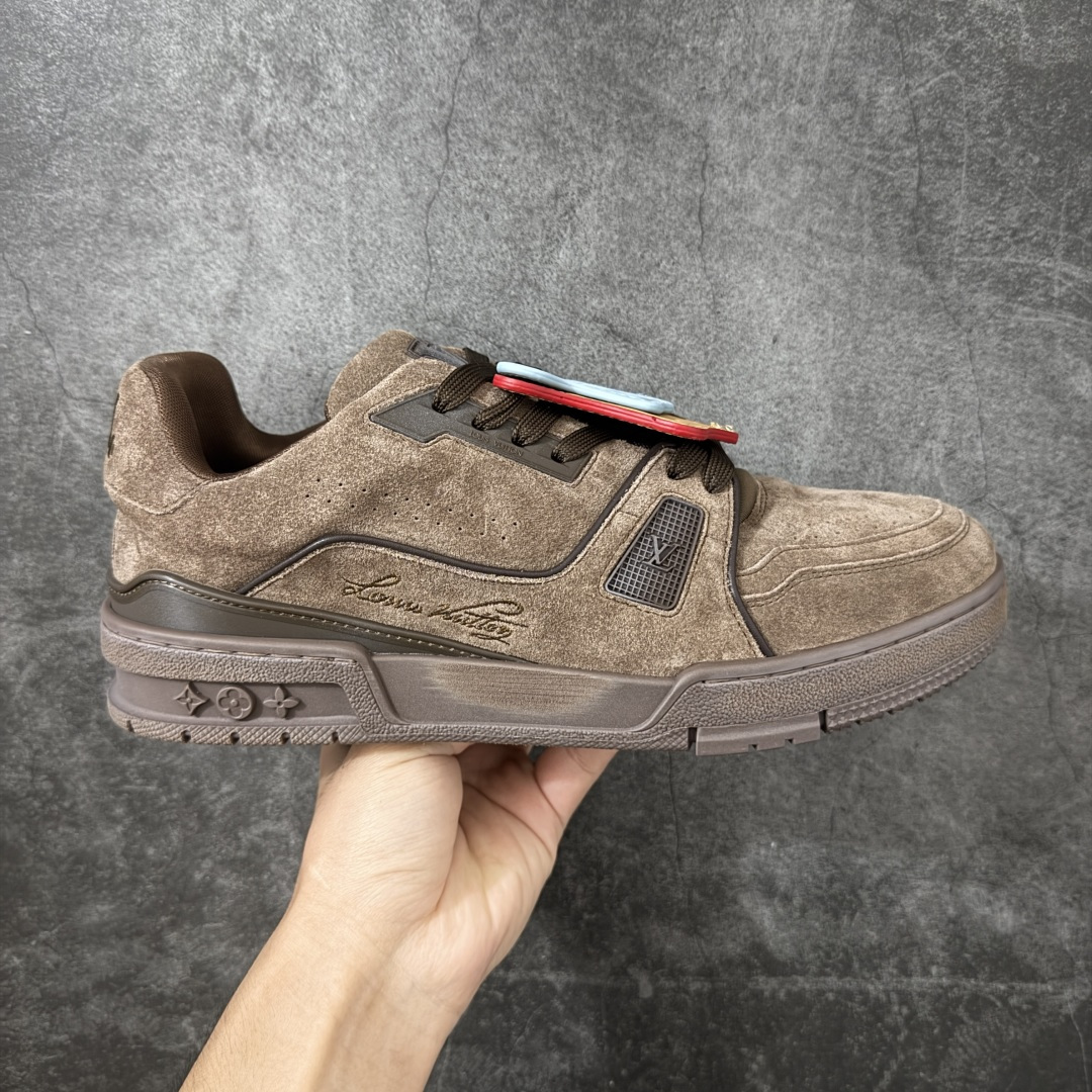 【佛山顶级超A版】Louis Vuitton LV Trainer系列 深棕卡其吊牌 仓库现货 当天可取 私人订单 专柜混卖零售专供 所有配色均为购买原版复刻 整体版型 皮料 市场独一无二 后跟版型都可以自行对比[机智]吊打市场所有货 怒甩十条街，欢迎拿市场各大工厂的货来对比！ 鞋舌烫金超正 压印程度秒杀市面90%以上的高端货 新配色陆续开发出货 尺码：39-45-选品中心