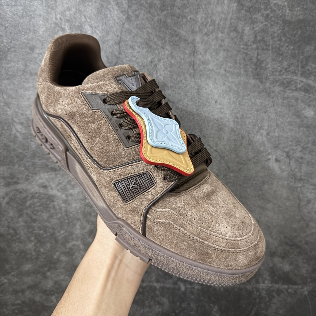 图片[3]-【佛山顶级超A版】Louis Vuitton LV Trainer系列 深棕卡其吊牌 仓库现货 当天可取 私人订单 专柜混卖零售专供 所有配色均为购买原版复刻 整体版型 皮料 市场独一无二 后跟版型都可以自行对比[机智]吊打市场所有货 怒甩十条街，欢迎拿市场各大工厂的货来对比！ 鞋舌烫金超正 压印程度秒杀市面90%以上的高端货 新配色陆续开发出货 尺码：39-45-选品中心