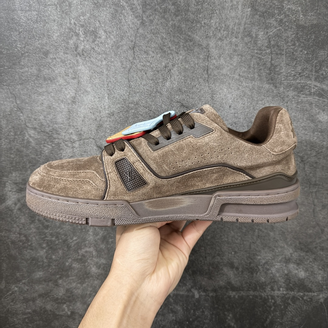 图片[2]-【佛山顶级超A版】Louis Vuitton LV Trainer系列 深棕卡其吊牌 仓库现货 当天可取 私人订单 专柜混卖零售专供 所有配色均为购买原版复刻 整体版型 皮料 市场独一无二 后跟版型都可以自行对比[机智]吊打市场所有货 怒甩十条街，欢迎拿市场各大工厂的货来对比！ 鞋舌烫金超正 压印程度秒杀市面90%以上的高端货 新配色陆续开发出货 尺码：39-45-选品中心