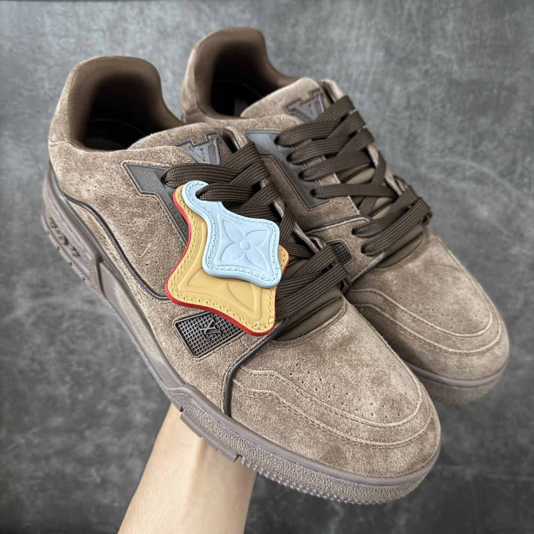 【佛山顶级超A版】Louis Vuitton LV Trainer系列 深棕卡其吊牌 仓库现货 当天可取 私人订单 专柜混卖零售专供 所有配色均为购买原版复刻 整体版型 皮料 市场独一无二 后跟版型都可以自行对比[机智]吊打市场所有货 怒甩十条街，欢迎拿市场各大工厂的货来对比！ 鞋舌烫金超正 压印程度秒杀市面90%以上的高端货 新配色陆续开发出货 尺码：39-45-选品中心
