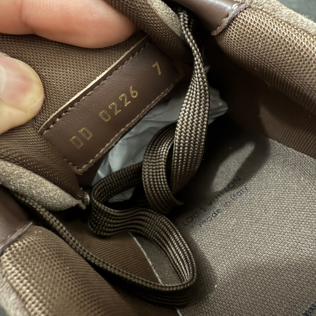 图片[7]-【佛山顶级超A版】Louis Vuitton LV Trainer系列 深棕卡其吊牌 仓库现货 当天可取 私人订单 专柜混卖零售专供 所有配色均为购买原版复刻 整体版型 皮料 市场独一无二 后跟版型都可以自行对比[机智]吊打市场所有货 怒甩十条街，欢迎拿市场各大工厂的货来对比！ 鞋舌烫金超正 压印程度秒杀市面90%以上的高端货 新配色陆续开发出货 尺码：39-45-选品中心