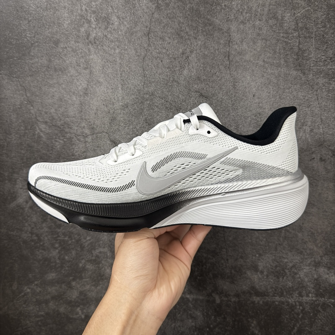 图片[2]-【XE纯原】Nike Air Zoom Pegasus 42 登月42代超级飞马系列马拉松跑步鞋 IB1881-500 平台专供 充正品质 之前未流通市场版本 内里嵌入定型海绵 中底搭载前Zoom+全掌React配置 全部原鞋开发打造 所有细节全部同步原版 全新一代拥有 Zoom Air 一如既往的稳定感和流畅感 鞋面采用工程网眼设计 为特定高热区域营造出色透气性 进一步增加鞋面的穿孔数量 让足部能够快速散热 中足搭配 Flywire 飞线 在高速运动时营造舒适稳定的贴合感 内置Zoon气垫加持 动力十足！ 货号：II7210-100 尺码：39 40 40.5 41 42 42.5 43 44 44.5 45 46 47.5 48.5-选品中心
