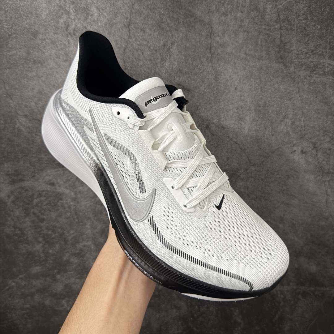 图片[3]-【XE纯原】Nike Air Zoom Pegasus 42 登月42代超级飞马系列马拉松跑步鞋 IB1881-500 平台专供 充正品质 之前未流通市场版本 内里嵌入定型海绵 中底搭载前Zoom+全掌React配置 全部原鞋开发打造 所有细节全部同步原版 全新一代拥有 Zoom Air 一如既往的稳定感和流畅感 鞋面采用工程网眼设计 为特定高热区域营造出色透气性 进一步增加鞋面的穿孔数量 让足部能够快速散热 中足搭配 Flywire 飞线 在高速运动时营造舒适稳定的贴合感 内置Zoon气垫加持 动力十足！ 货号：II7210-100 尺码：39 40 40.5 41 42 42.5 43 44 44.5 45 46 47.5 48.5-选品中心