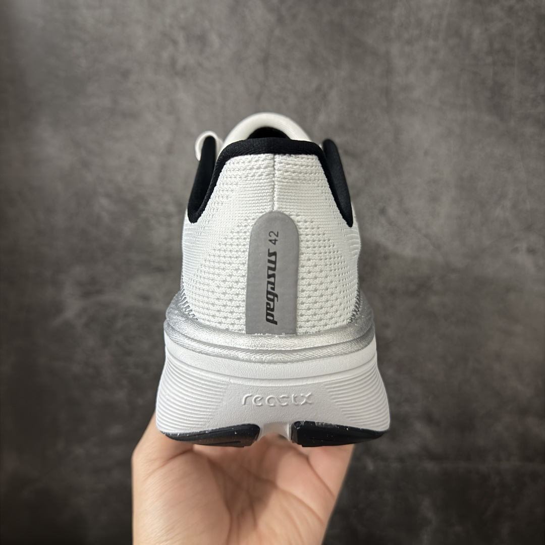 图片[4]-【XE纯原】Nike Air Zoom Pegasus 42 登月42代超级飞马系列马拉松跑步鞋 IB1881-500 平台专供 充正品质 之前未流通市场版本 内里嵌入定型海绵 中底搭载前Zoom+全掌React配置 全部原鞋开发打造 所有细节全部同步原版 全新一代拥有 Zoom Air 一如既往的稳定感和流畅感 鞋面采用工程网眼设计 为特定高热区域营造出色透气性 进一步增加鞋面的穿孔数量 让足部能够快速散热 中足搭配 Flywire 飞线 在高速运动时营造舒适稳定的贴合感 内置Zoon气垫加持 动力十足！ 货号：II7210-100 尺码：39 40 40.5 41 42 42.5 43 44 44.5 45 46 47.5 48.5-选品中心