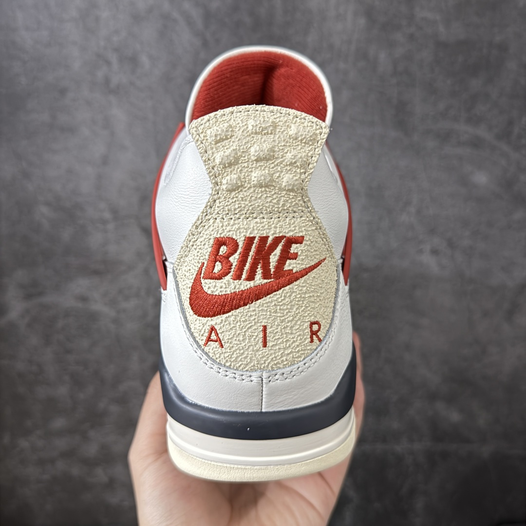 图片[4]-【LW纯原版】 Air Jordan × Nigel Sylvester Air Jordan AJ4 联名\”Brick After Brick\” 白红 白砖 货号：IQ8055-100 第一梯队最新批次 细节多次校对改良 接近完美 细节达到可过鉴定标准 耗时半年巨作 全套原纸板楦头开发 原厂特供皮料加持 确保原汁原味 完美呈现四代版型 一比一鞋头弧度高度鞋身弧度 数据细节工艺流程均保持原鞋一致 原厂TPU网格鞋带扣 正确内里网布 菱角分明不变形无多余毛边 柔软性质感一致于原鞋 原厂织唛标 原厂飞人电绣工艺 尾指中部跳三针 独家绑鞋带手法 印刷中底布 四线拉帮 米色美纹纸贴合固定 进口港宝加持 后跟自然饱满 全鞋荧光划线卡点 追求极致完美 每一双都是工艺品 多重QC质检 超越公司货的品控标准 实实在在的免检产品 尺码：40-48.5-选品中心