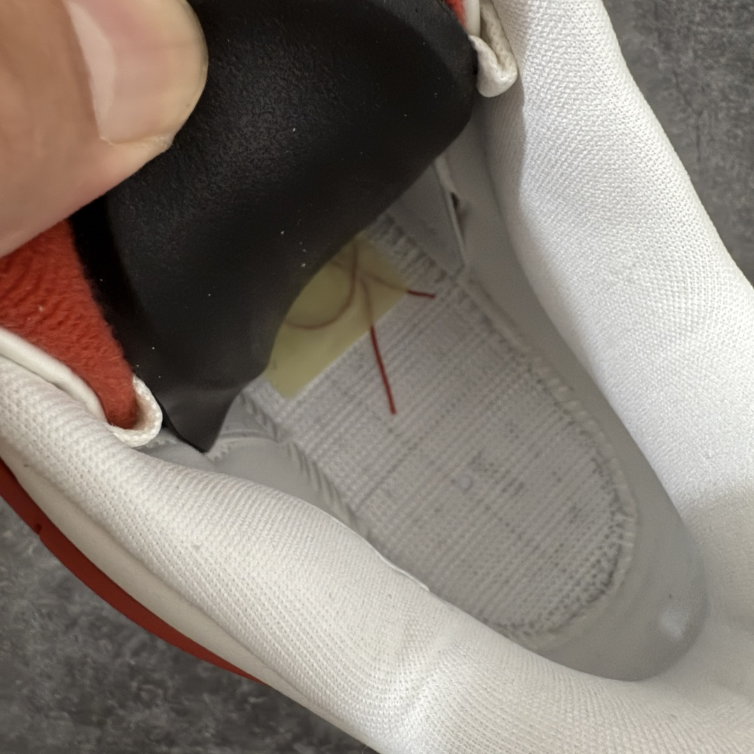 图片[8]-【LW纯原版】 Air Jordan × Nigel Sylvester Air Jordan AJ4 联名\”Brick After Brick\” 白红 白砖 货号：IQ8055-100 第一梯队最新批次 细节多次校对改良 接近完美 细节达到可过鉴定标准 耗时半年巨作 全套原纸板楦头开发 原厂特供皮料加持 确保原汁原味 完美呈现四代版型 一比一鞋头弧度高度鞋身弧度 数据细节工艺流程均保持原鞋一致 原厂TPU网格鞋带扣 正确内里网布 菱角分明不变形无多余毛边 柔软性质感一致于原鞋 原厂织唛标 原厂飞人电绣工艺 尾指中部跳三针 独家绑鞋带手法 印刷中底布 四线拉帮 米色美纹纸贴合固定 进口港宝加持 后跟自然饱满 全鞋荧光划线卡点 追求极致完美 每一双都是工艺品 多重QC质检 超越公司货的品控标准 实实在在的免检产品 尺码：40-48.5-选品中心