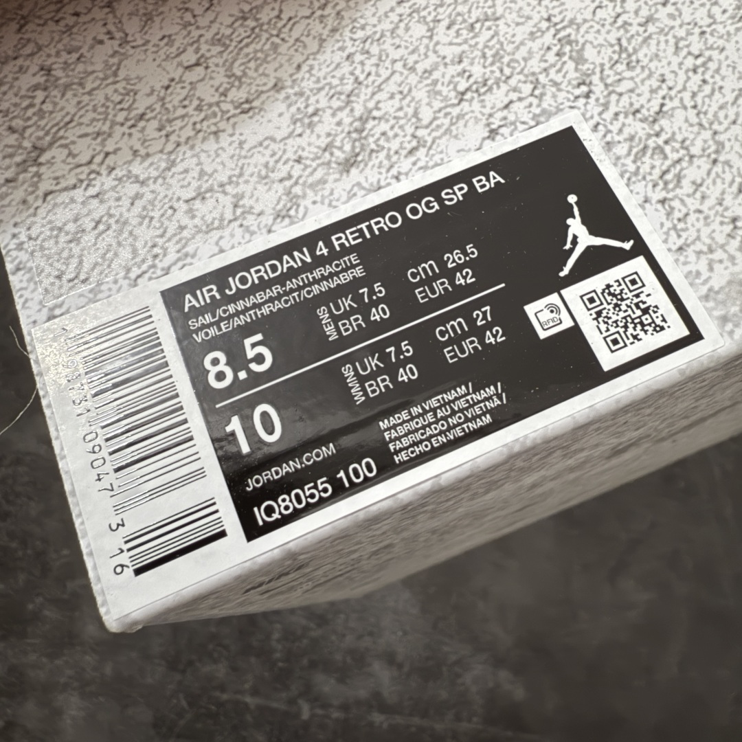 图片[10]-【LW纯原版】 Air Jordan × Nigel Sylvester Air Jordan AJ4 联名\”Brick After Brick\” 白红 白砖 货号：IQ8055-100 第一梯队最新批次 细节多次校对改良 接近完美 细节达到可过鉴定标准 耗时半年巨作 全套原纸板楦头开发 原厂特供皮料加持 确保原汁原味 完美呈现四代版型 一比一鞋头弧度高度鞋身弧度 数据细节工艺流程均保持原鞋一致 原厂TPU网格鞋带扣 正确内里网布 菱角分明不变形无多余毛边 柔软性质感一致于原鞋 原厂织唛标 原厂飞人电绣工艺 尾指中部跳三针 独家绑鞋带手法 印刷中底布 四线拉帮 米色美纹纸贴合固定 进口港宝加持 后跟自然饱满 全鞋荧光划线卡点 追求极致完美 每一双都是工艺品 多重QC质检 超越公司货的品控标准 实实在在的免检产品 尺码：40-48.5-选品中心