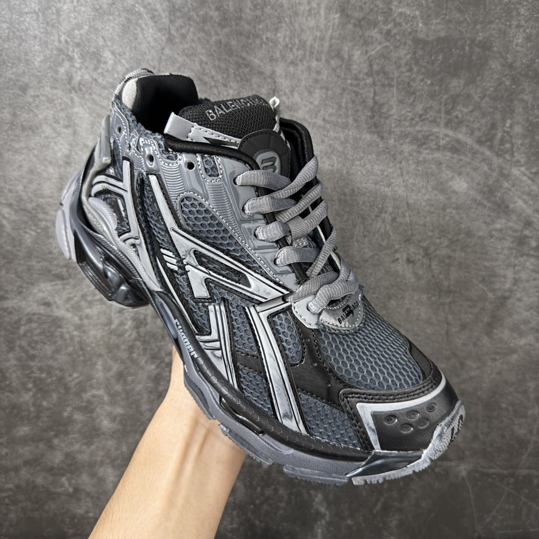 图片[3]-【公司级H版】BALENCIAGA Runner 巴黎世家七代 黑白色 此系列是通过溢胶、做旧、缝线等细节 展示了设计师 Demna 的运动鞋风格 用一双「旧鞋」传递复古感 后侧板、翘起的鞋头 则展示了 Demna 在结构上的未来构想 原装大盒从里到外一切百分百还原官方配置 顶级专供碾压一切版本 尺码：35 36 37 38 39 40 41 42 43 44 45 46-选品中心