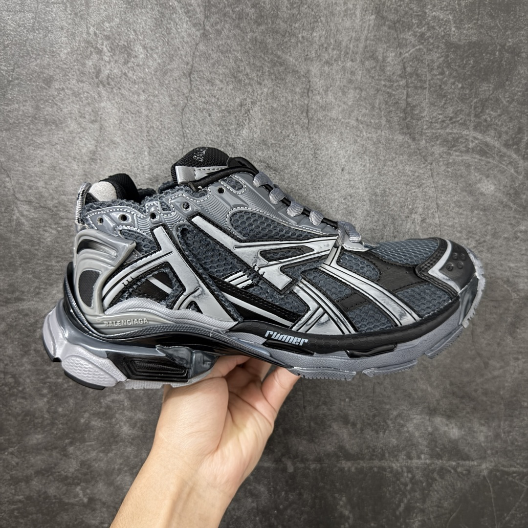 【公司级H版】BALENCIAGA Runner 巴黎世家七代 黑白色 此系列是通过溢胶、做旧、缝线等细节 展示了设计师 Demna 的运动鞋风格 用一双「旧鞋」传递复古感 后侧板、翘起的鞋头 则展示了 Demna 在结构上的未来构想 原装大盒从里到外一切百分百还原官方配置 顶级专供碾压一切版本 尺码：35 36 37 38 39 40 41 42 43 44 45 46-选品中心