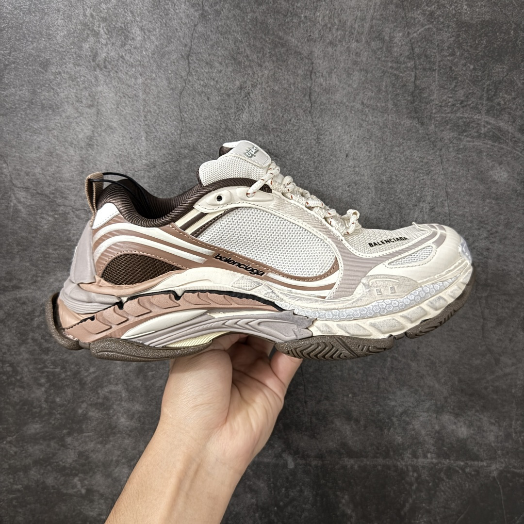 【GO版本】Balenciaga巴黎世家 Triple S .2 厚底系带 低帮 老爹鞋 Balenciaga是由被誉为代表二十世纪的伟大天才设计师 CristobalBalenciaga 创立的，在品牌创立的大半个世纪以来，巴黎世家一直以时尚、典雅闻名于时装界，它的主题产品有女士和男士提包、机车包、鞋子和时装，在15年王大仁卸任品牌设计师后，品牌的风格发生了翻天覆地的变化，凭借着人气超高的街头风T恤、老爹鞋等迅速霸屏各大时装周和时尚圈 尺码：35 36 37 38 39 40 41 42 43 44 45 46-选品中心