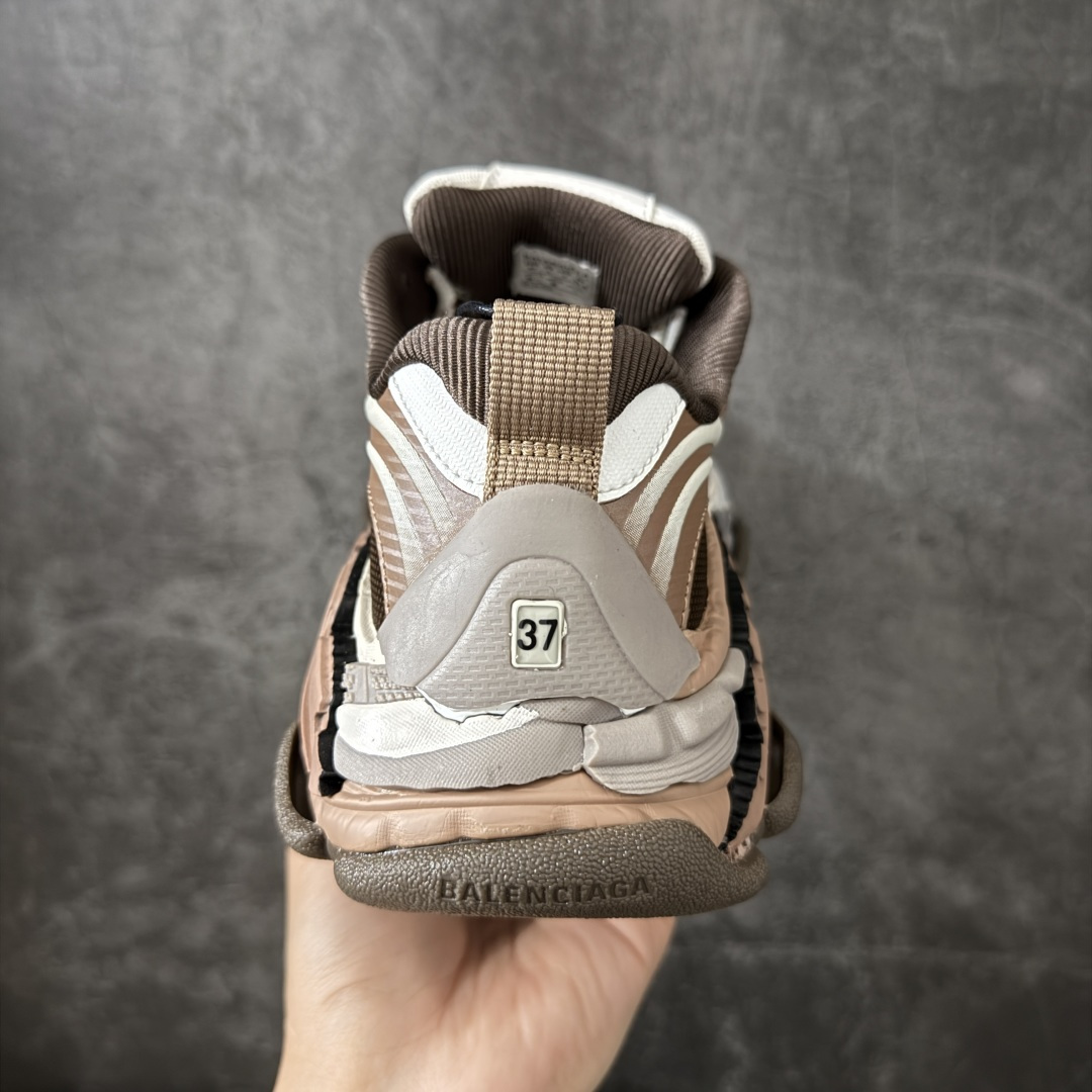 图片[4]-【GO版本】Balenciaga巴黎世家 Triple S .2 厚底系带 低帮 老爹鞋 Balenciaga是由被誉为代表二十世纪的伟大天才设计师 CristobalBalenciaga 创立的，在品牌创立的大半个世纪以来，巴黎世家一直以时尚、典雅闻名于时装界，它的主题产品有女士和男士提包、机车包、鞋子和时装，在15年王大仁卸任品牌设计师后，品牌的风格发生了翻天覆地的变化，凭借着人气超高的街头风T恤、老爹鞋等迅速霸屏各大时装周和时尚圈 尺码：35 36 37 38 39 40 41 42 43 44 45 46-选品中心