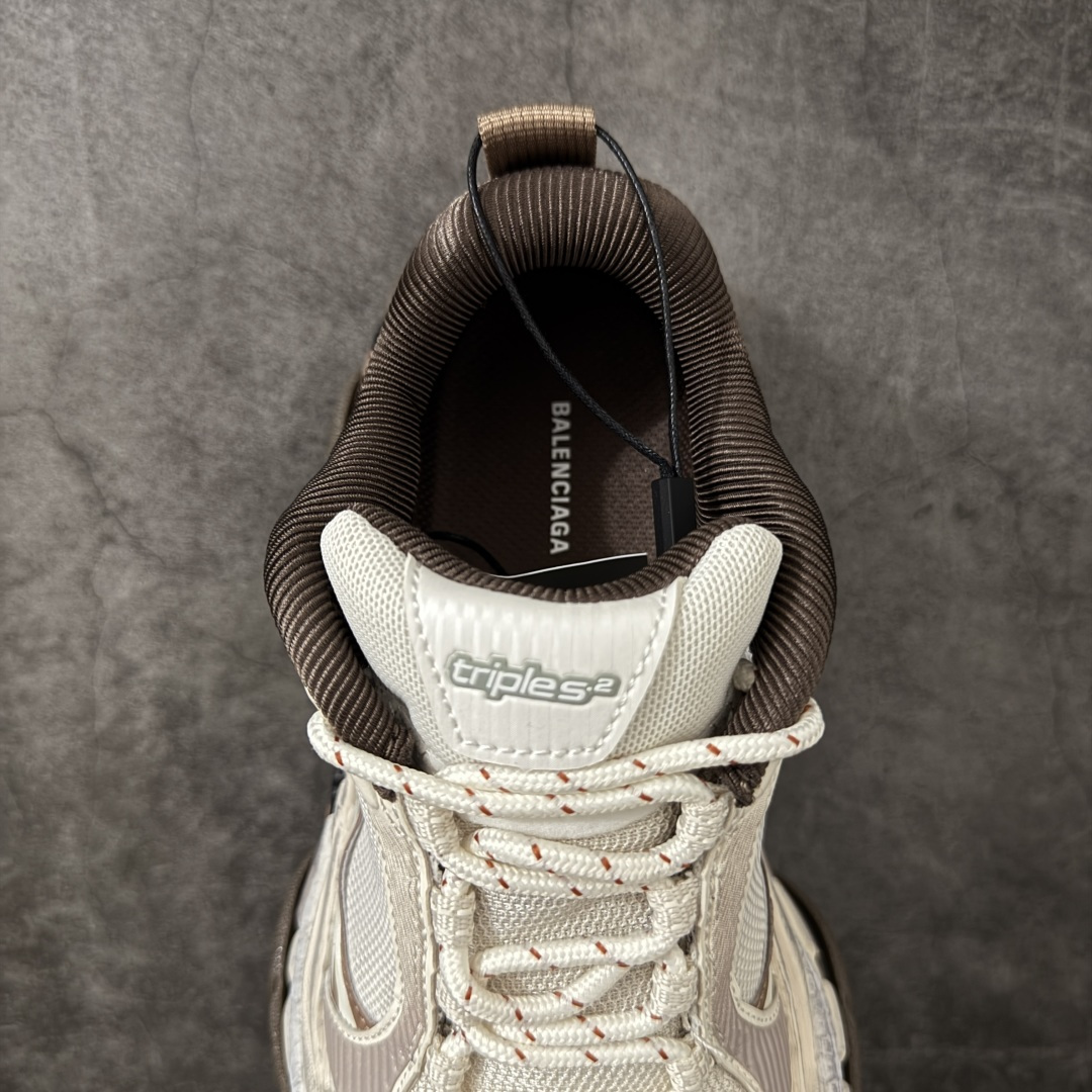 图片[8]-【GO版本】Balenciaga巴黎世家 Triple S .2 厚底系带 低帮 老爹鞋 Balenciaga是由被誉为代表二十世纪的伟大天才设计师 CristobalBalenciaga 创立的，在品牌创立的大半个世纪以来，巴黎世家一直以时尚、典雅闻名于时装界，它的主题产品有女士和男士提包、机车包、鞋子和时装，在15年王大仁卸任品牌设计师后，品牌的风格发生了翻天覆地的变化，凭借着人气超高的街头风T恤、老爹鞋等迅速霸屏各大时装周和时尚圈 尺码：35 36 37 38 39 40 41 42 43 44 45 46-选品中心