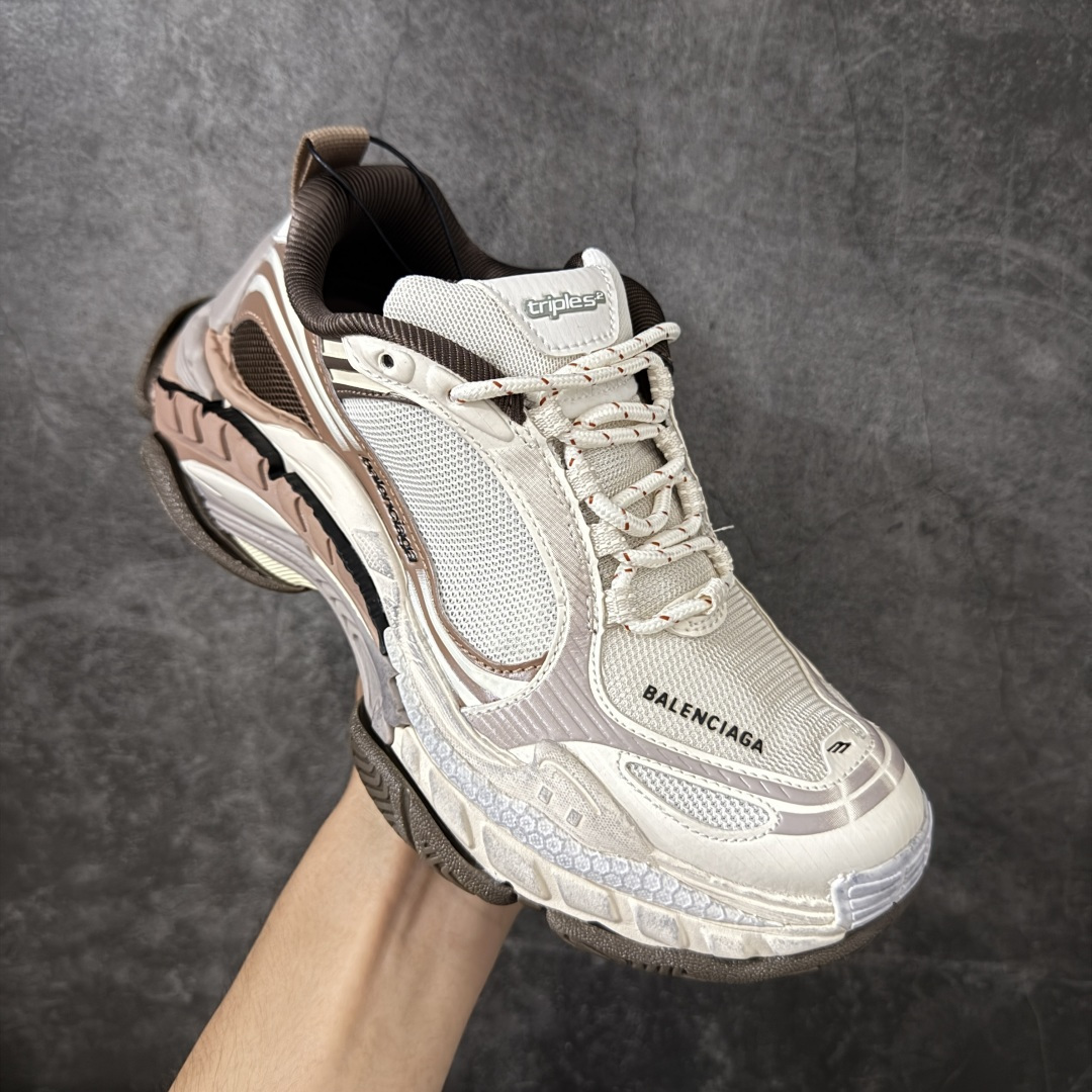 图片[3]-【GO版本】Balenciaga巴黎世家 Triple S .2 厚底系带 低帮 老爹鞋 Balenciaga是由被誉为代表二十世纪的伟大天才设计师 CristobalBalenciaga 创立的，在品牌创立的大半个世纪以来，巴黎世家一直以时尚、典雅闻名于时装界，它的主题产品有女士和男士提包、机车包、鞋子和时装，在15年王大仁卸任品牌设计师后，品牌的风格发生了翻天覆地的变化，凭借着人气超高的街头风T恤、老爹鞋等迅速霸屏各大时装周和时尚圈 尺码：35 36 37 38 39 40 41 42 43 44 45 46-选品中心