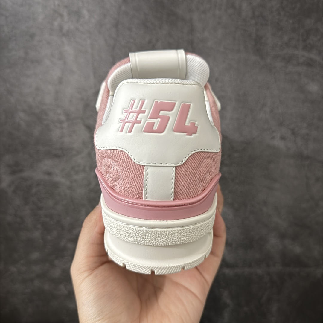 图片[4]-【专柜版/海淘代购版】 现货当天可取 LV Trainer系列高奢运动鞋 新款芯片顶级 潮人必备单品 同步ZP官网空胶工艺 鞋舌、挂饰均镶嵌NFC芯片感应装置 正确胶片断点式设计 中底正确还原原版油印字母比例 1：1原楦格板、楦头、刀磨全新升级！ 独家订制顶级压纹麂皮 原版开模TPU大底 质感原版一致 垫脚聚米微料加透气英伦网布 披靡市场任何版本！细节完美呈现！ 代购指定版本 全新升级最新双盒包装 扫码秒进官网！ 全套包装配件同比原版 尺码： 35-40-选品中心
