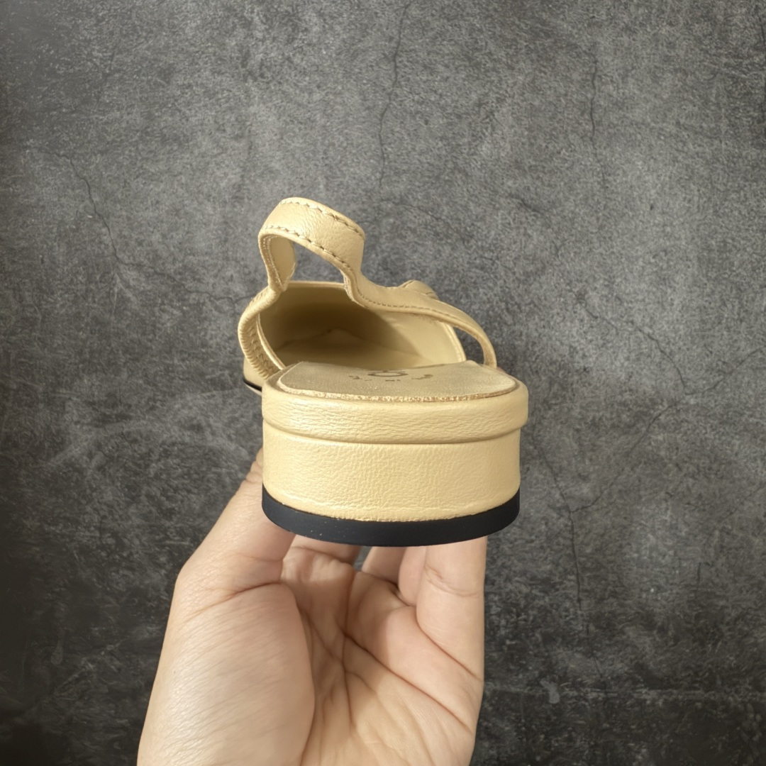 图片[4]-【佛山超A版】CHANEL 24S Slingback系列经典凉鞋低跟皮鞋 有多少姐妹是穿旧了之后，还是会选择重新买一双slingback！因为它太经典，再也不会遇到一款这么好搭的了，各处线条都很拉长腿型！不挑，随便搭都很抢镜！ 原版购入zp开发，调色上千次，绝无色差！ 进口原皮+意大利原厂真皮大底(渠道材料这块我们非常有优势) 全部颜色都有购入zp打版，色差这块直接避免，各处细节都与今年最新版本的一致 全套高端包装飞机礼盒 注意：原版真皮大底比较娇贵，试穿务必不要搞脏，否则影响二次销售无法退换 尺码：35-41码-选品中心